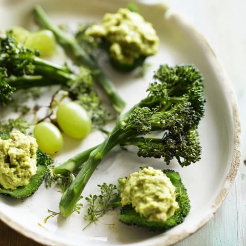Vibrant green Attaque d'Extraterrestres Snacks Verts, a fun and delicious kid-friendly snack platter with guacamole.